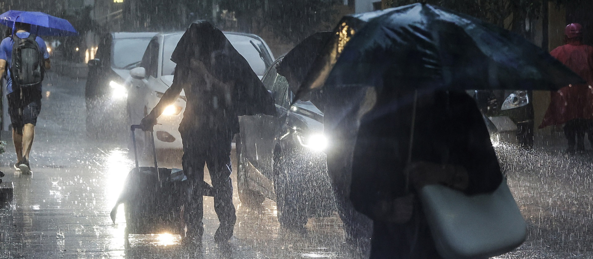 Varias personas con paraguas bajo la lluvia en la Comunidad Valenciana