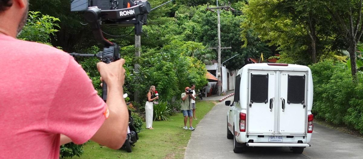 Koh Samui (Thailand), 29/08/2024.- A prisoner transportation vehicle carrying Spanish chef Daniel Sancho Bronchalo arrives at Koh Samui Provincial Court in Koh Samui island, Thailand, 29 August 2024. Thai police arrested 29-year-old Spanish chef Daniel Sancho Bronchalo in August 2023, who is accused of the murder of Colombian surgeon Edwin Arrieta Arteaga in Thailand, including dismembering his body before dumping some parts in a rubbish dump and other parts, including his head, in the sea, according to a police statement. (España, Tailandia) EFE/EPA/SITTHIPONG CHAROENJAI