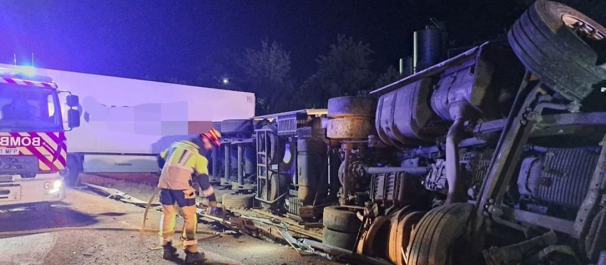 Bomberos actuando en el camión siniestrado en Villafranca CORDOBA CAMION VOLCADO