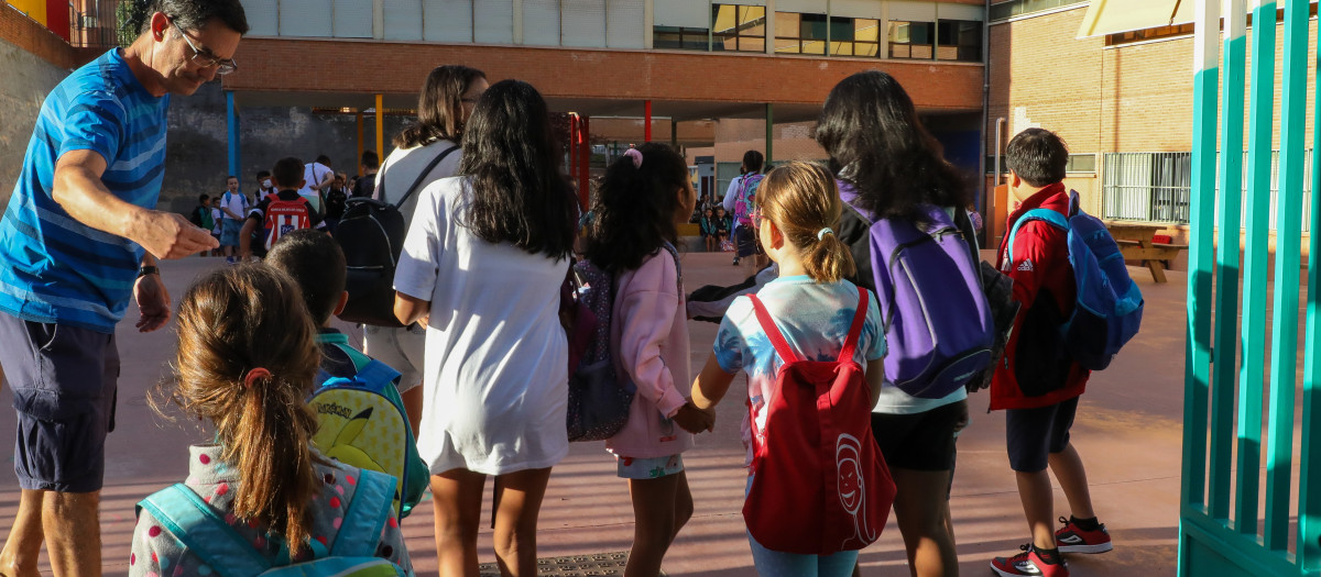 Niños entrando a un colegio en Madrid