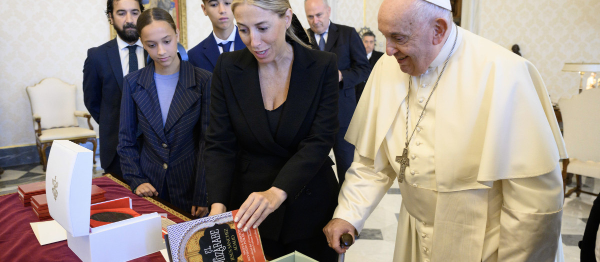 CIUDAD DEL VATICANO, 29/08/2024.- El papa Francisco recibe en audiencia a la presidenta de la Junta de Extremadura, María Guardiola y al arzobispo de Mérida-Badajoz, monseñor José Rodríguez Carballo. EFE/Vatican Media  *****SOLO USO EDITORIAL/SOLO DISPONIBLE PARA ILUSTRAR LA NOTICIA QUE ACOMPAÑA (CRÉDITO OBLIGATORIO) *****