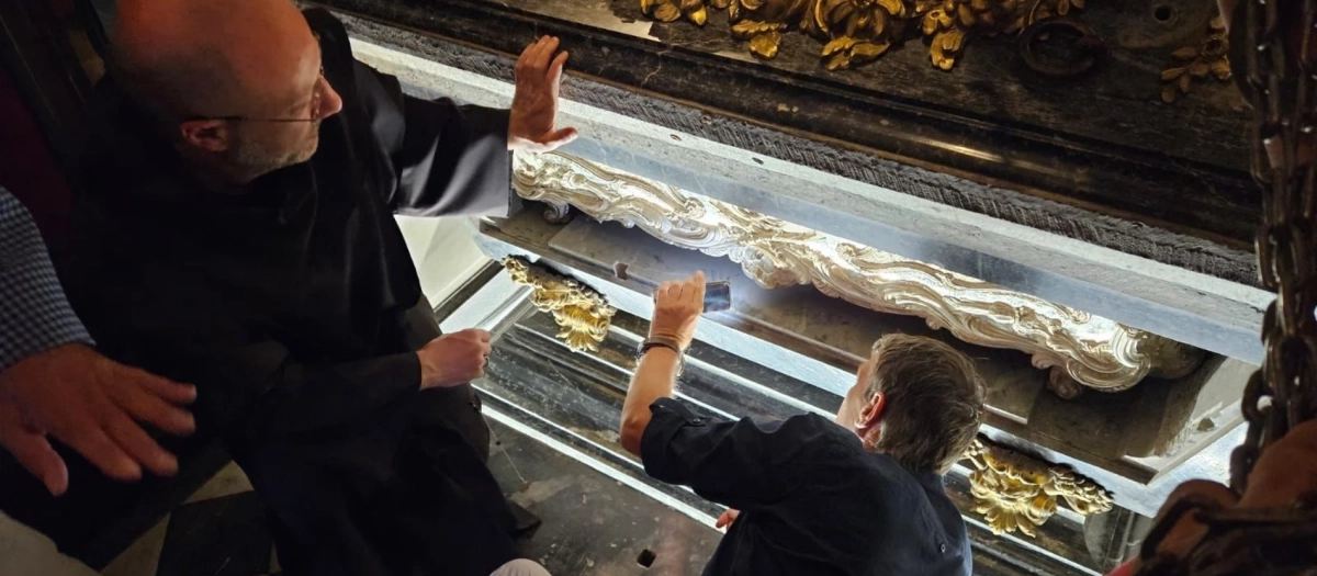 Apertura del Sepulcro de Santa Teres