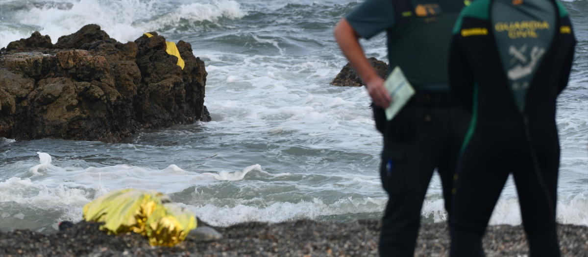 El Grupo Especial de Actividades Subacuáticas (GEAS) de la Guardia Civil de Ceuta recupera en aguas próximas a la playa del Tarajal el cadáver de una persona en 2020