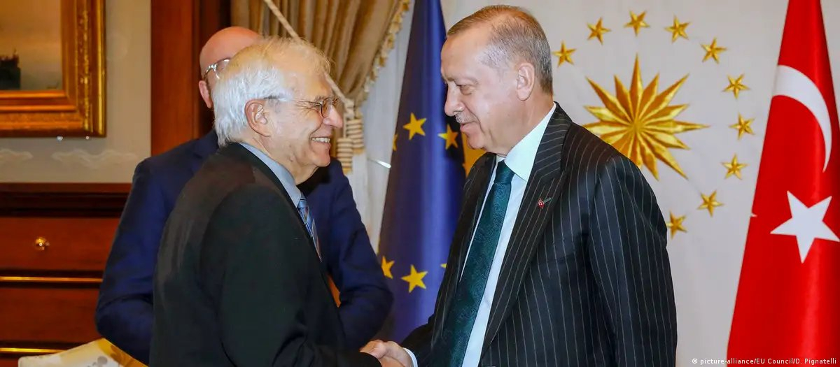 Josep Borrell, alto representante de la UE, saluda a Recep Tayyip Erdogan, presidente de Turquía