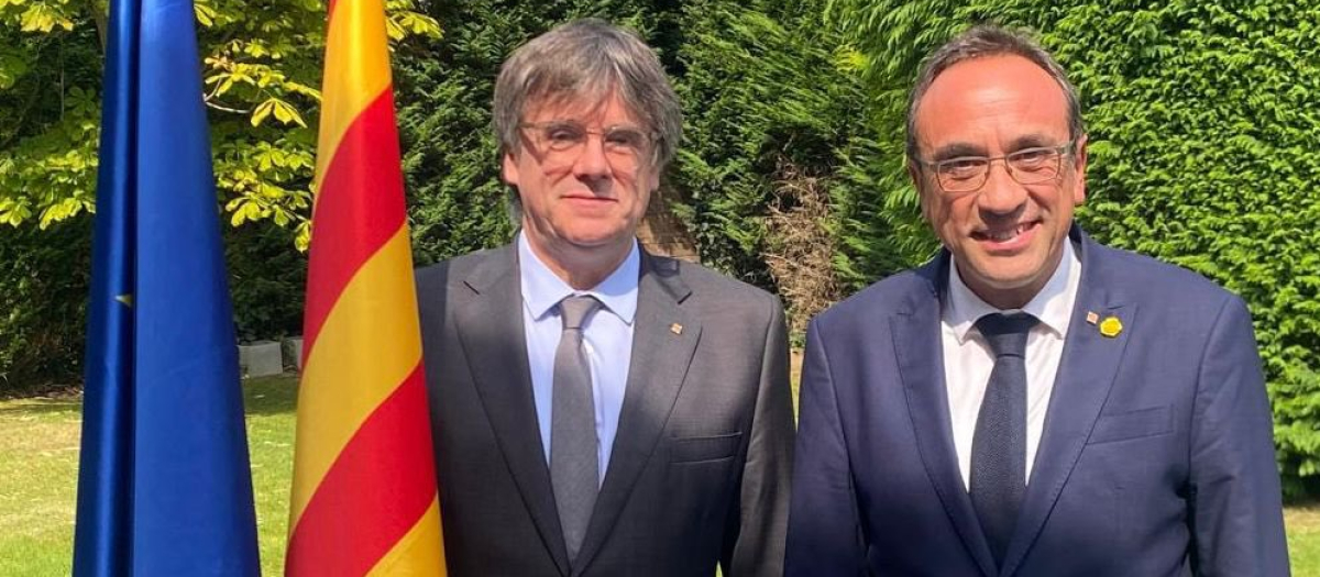 El presidente del Parlamento catalán, Josep Rull, se ha reunido este jueves con el expresidente de la Generalitat Carles Puigdemont en Waterloo