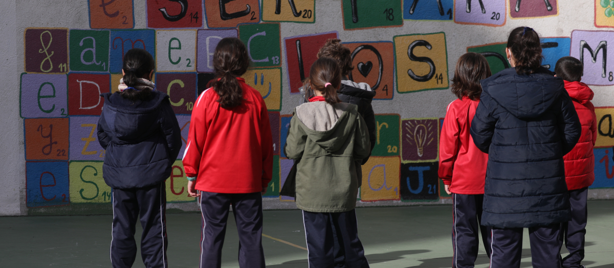 Niños en el patio de un colegio de Madrid