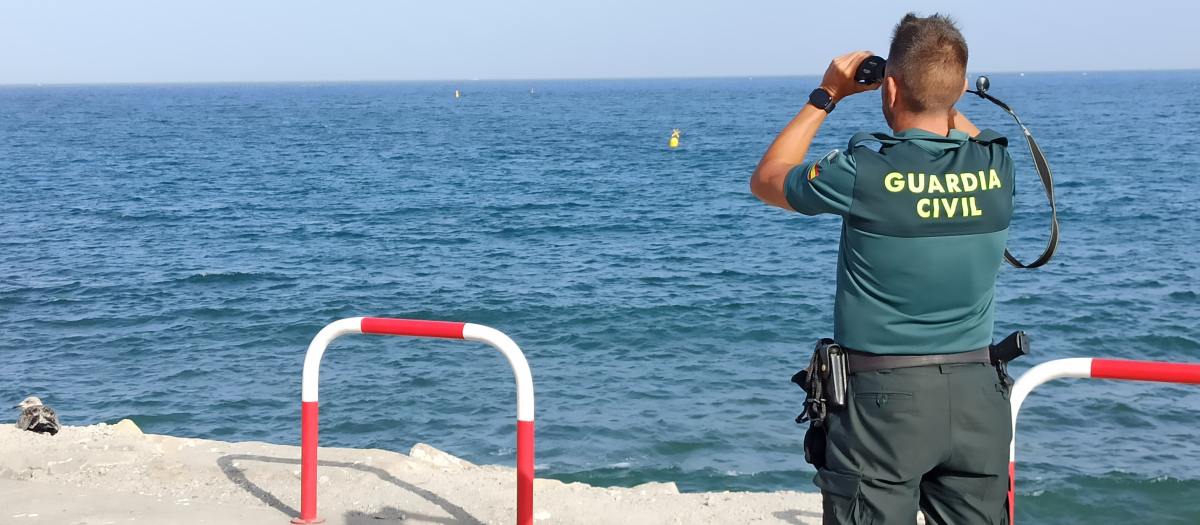 Un guardia civil vigila la costa de Ceuta