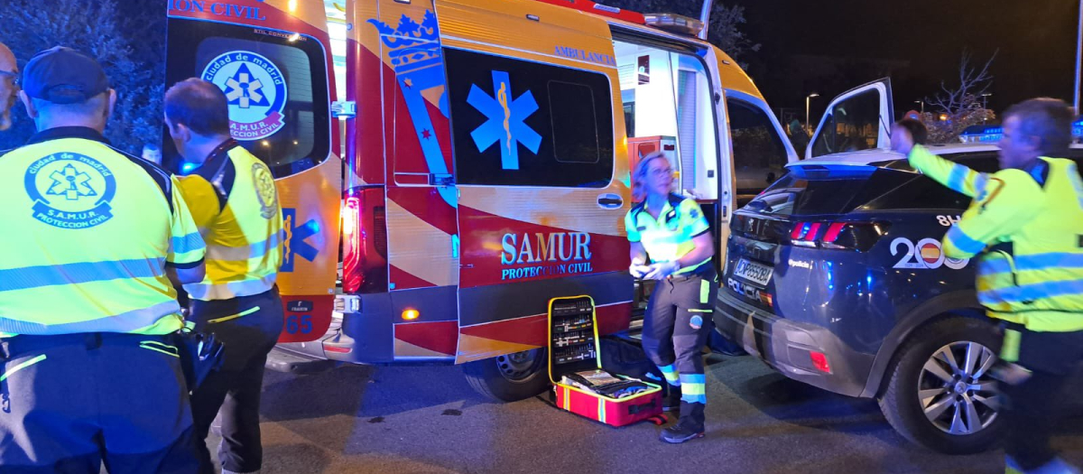 Agentes del Samur en el lugar de los hechos