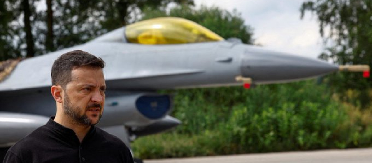 El presidente de Ucrania, Volodímir Zelenski, junto a un F-16