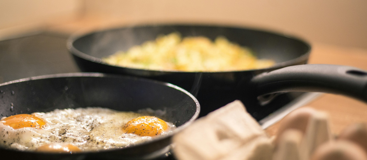 El politetrafluoroetileno, comúnmente conocido como teflón, se considera uno de los materiales más seguros para los utensilios de cocina