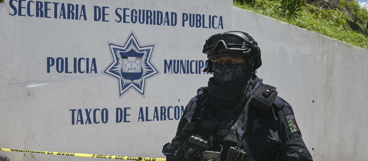 Un policia estatal hace guardia en la sede de la policía Municipal de Taxco de Alarcón, tras el secuestro