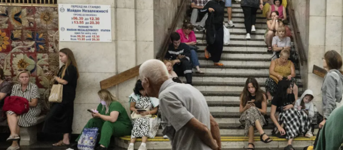 La gente se protege de los bombardeos rusos en el metro en Kiev