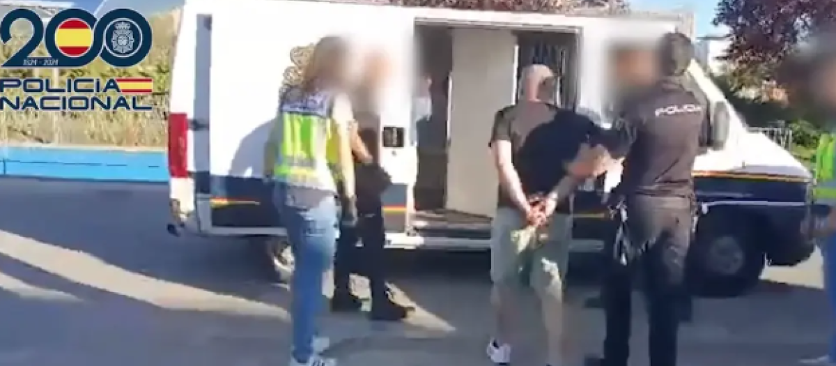 La Policía Nacional deteniendo a los asaltantes