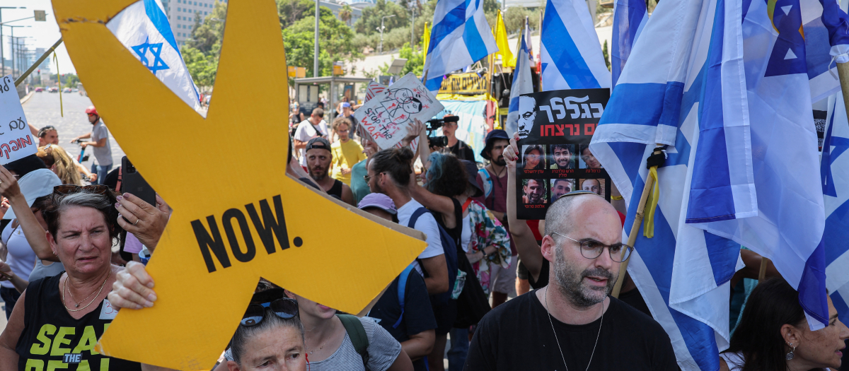 Manifestante israelíes en Tel Aviv que exigen un acuerdo para liberar a los rehenes