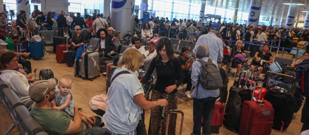 Los pasajeros esperan para coger un vuelo en el aeropuerto Ben Gurion de Tel Aviv durante una huelga nacional