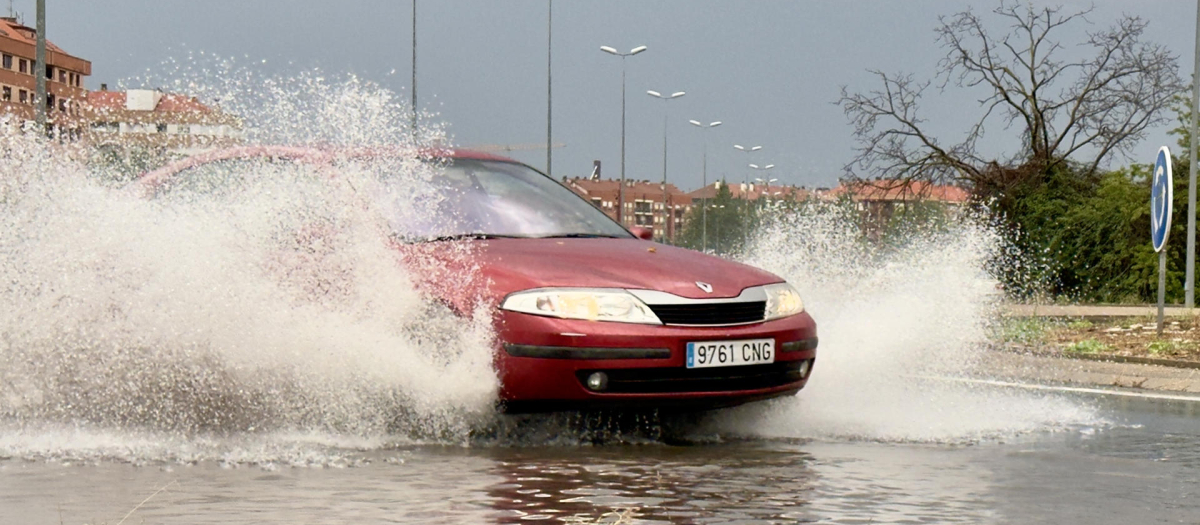 Una fuerte tormenta cae este lunes sobre Logroño