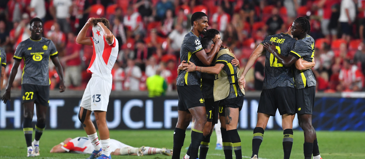 Lilles players celebrate after winning the UEFA Champions League qualification 2nd-leg play-off match between Slavia Prague and Lille LOSC in Prague, Czech Republic on August 22, 2024. (Photo by Michal Cizek / AFP)