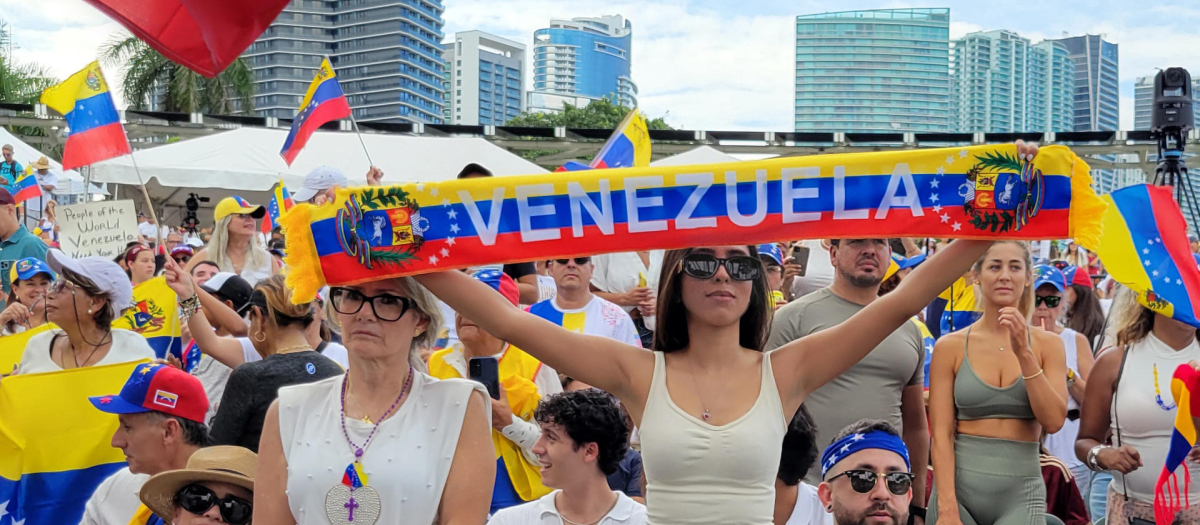 Ciudadanos venezolanos protestan en Estados Unidos contra el fraude electoral en Venezuela