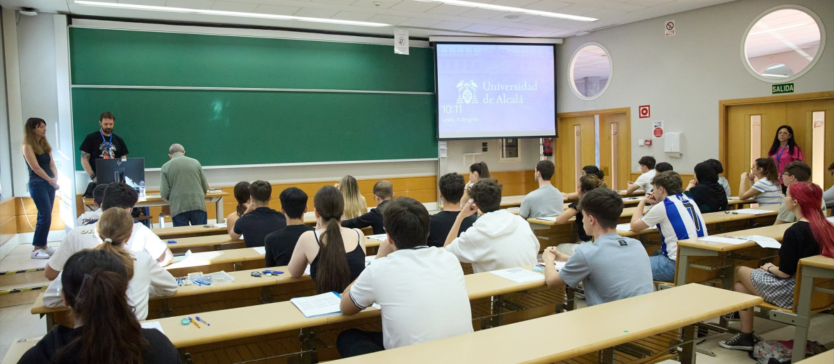 Alumnos en un aula universitaria al comienzo de un examen