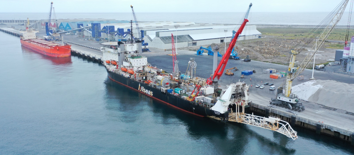 El buque Lorelay, atracado en el puerto exterior de La Coruña