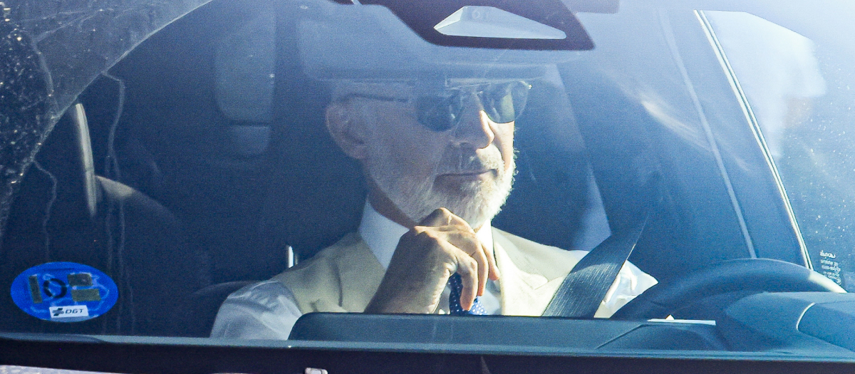 El Rey Felipe VI al volante de su nuevo coche