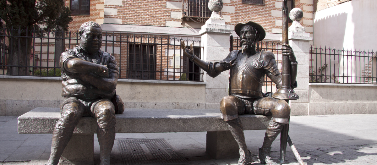 Don Quijote y Sancho Panza en la casa natal de Cervantes en Alcalá de Henares