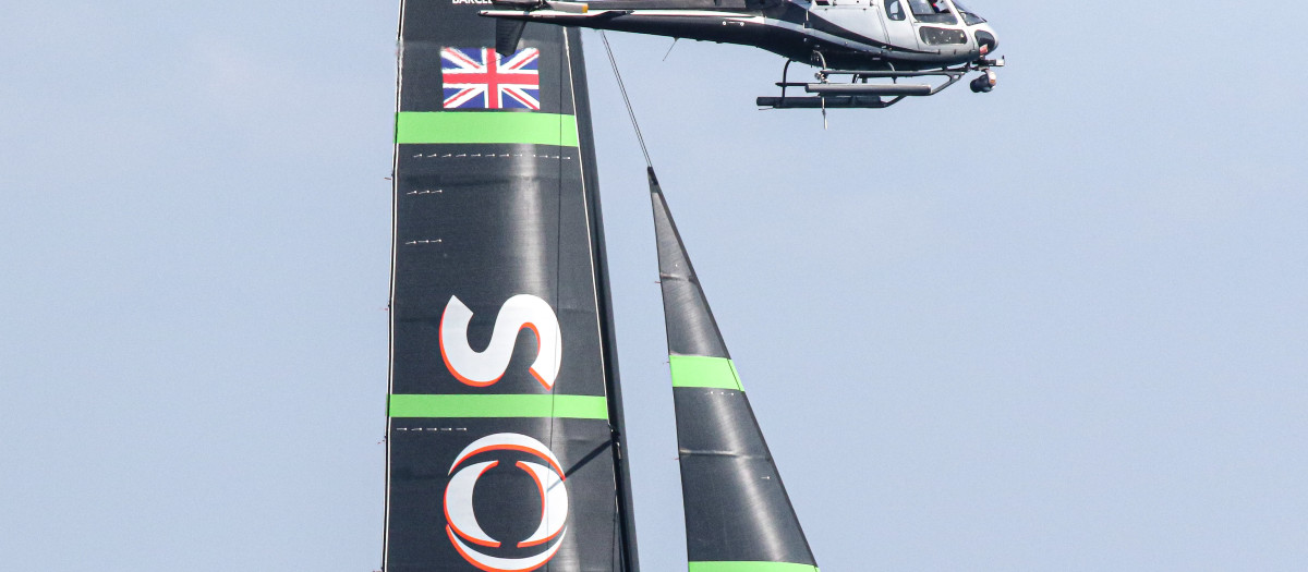 Helicóptero sobrevolando uno de los barcos de la Copa América