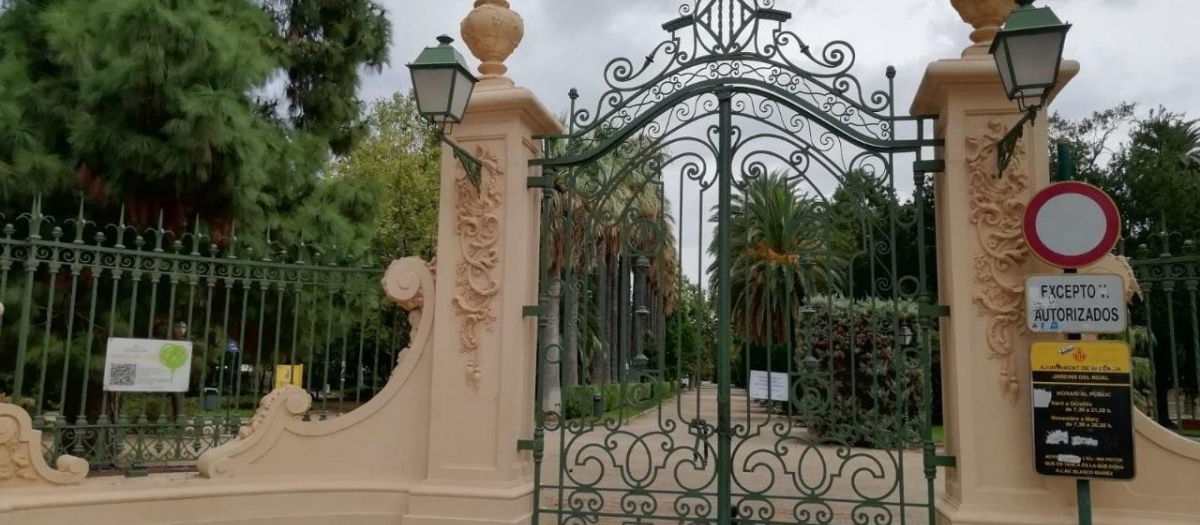 Jardines de Viveros, en Valencia, con su entrada cerrada, en una imagen de archivo