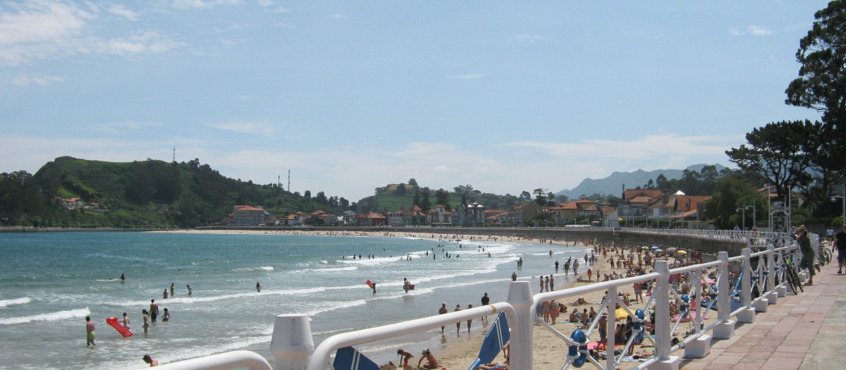 Imagen de una playa en Ribadesella este verano