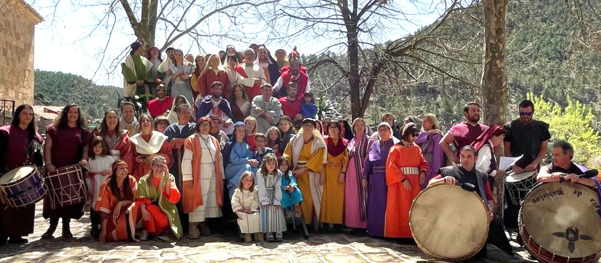 Los vecinos de Cabra de Mora (Teruel), durante la representación de la Pasión en Semana Santa