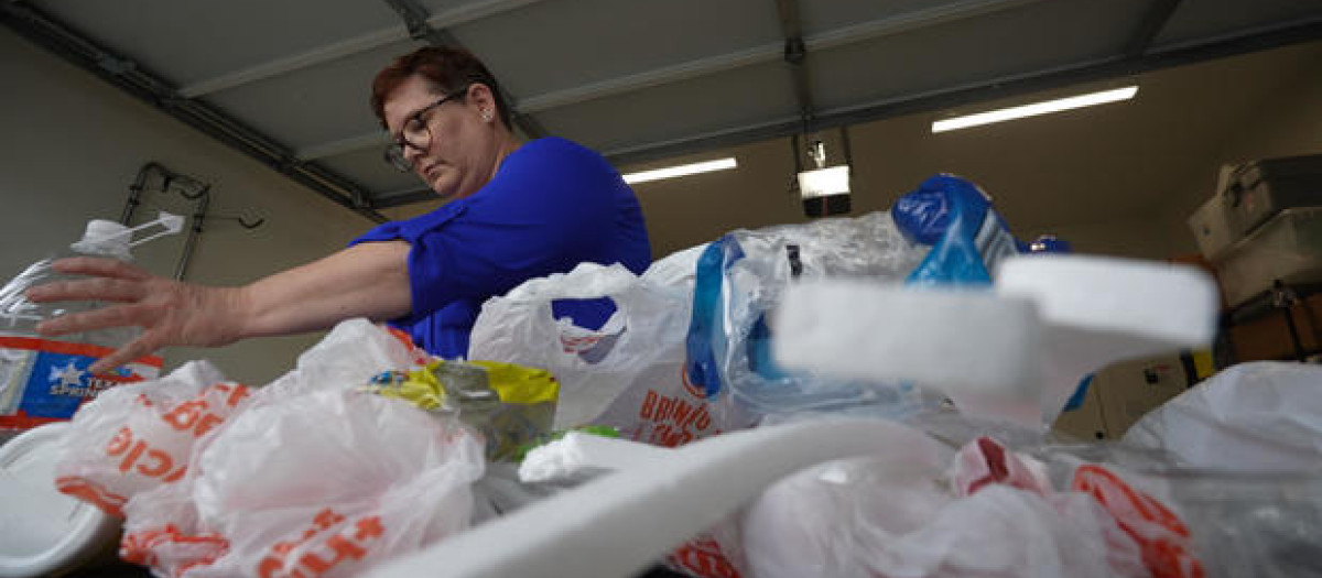 Brandy Dreason separando su basura