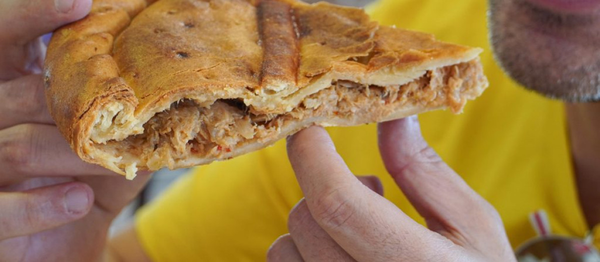 Un comensal disfrutando de la empanada gallega