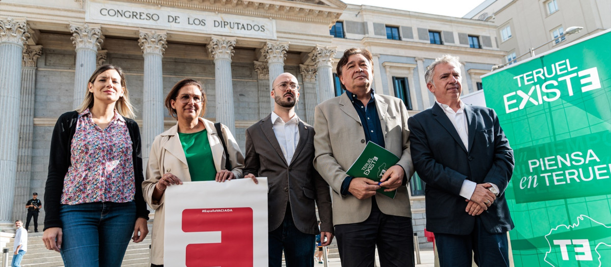 Los portavoces de Cuenca Ahora, Soria ¡YA! y Teruel Existe frente al Congreso de los Diputados