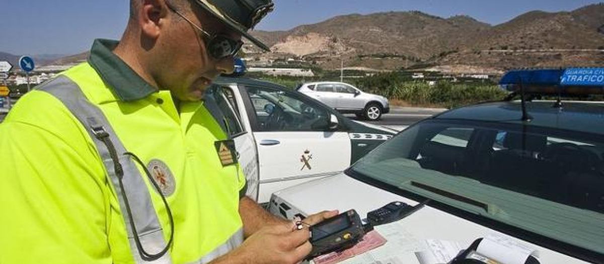 Los agentes pueden sancionar con retirada de puntos o con ola retirada directa del carnet en función de la infracción