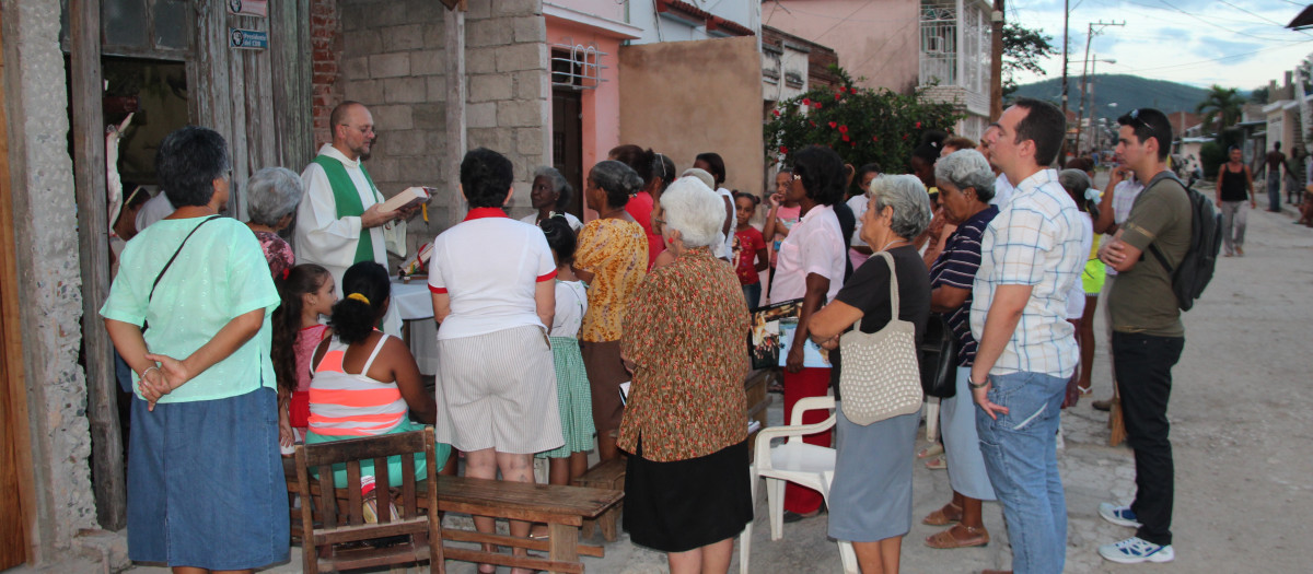 Un sacerdote celebra misa en plena calle de Cuba