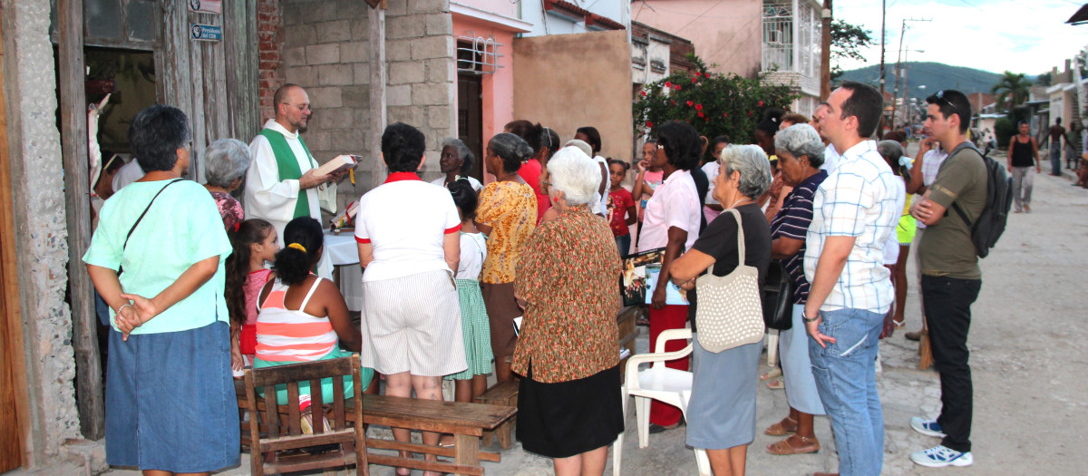 Un sacerdote celebra misa en plena calle de Cuba