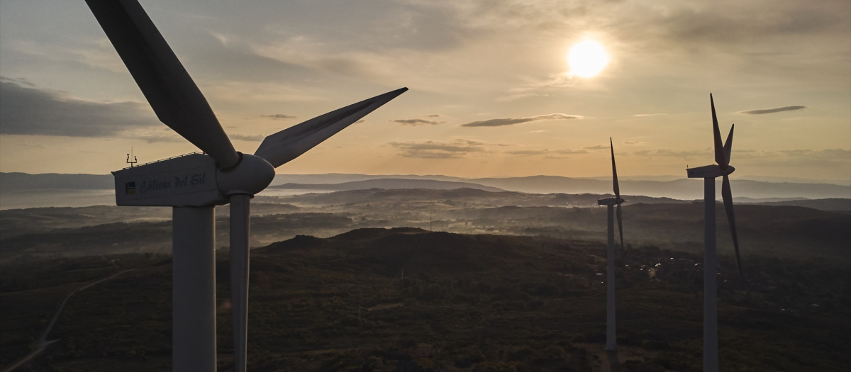 Aerogeneradores en el parque eólico de Serra do Larouco, en Orense