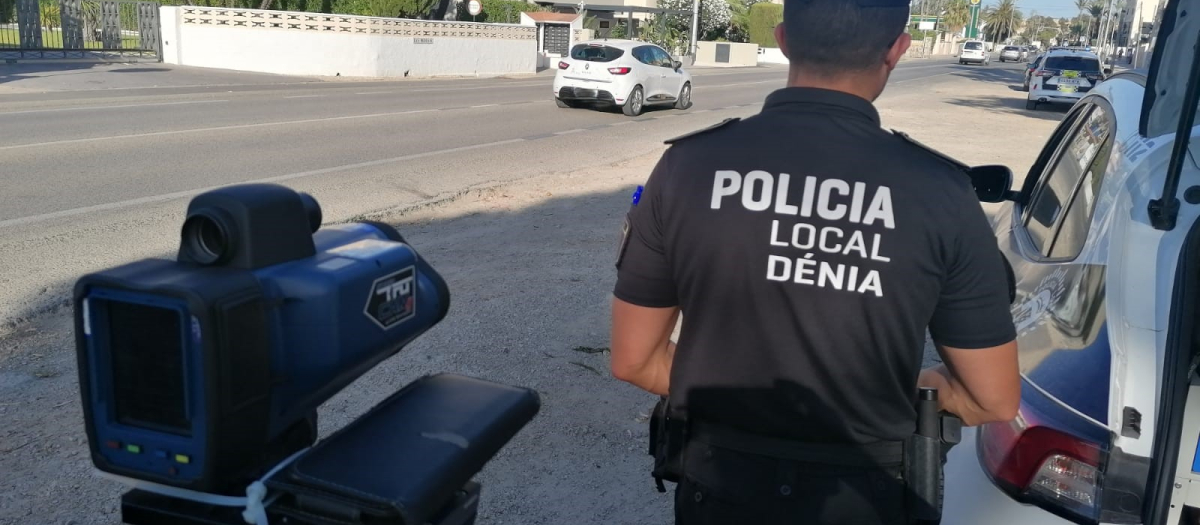 Un agente de la Policía Local de Denia, en una imagen de archivo