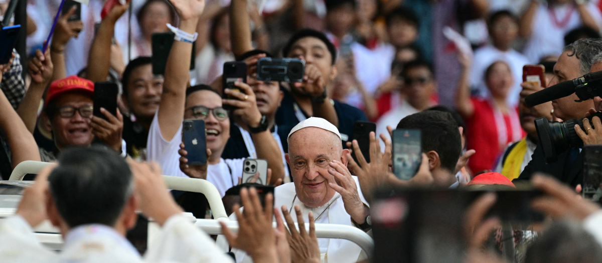 Pope Francis arrives to lead the holy mass at the Gelora Bung Karno Stadium in Jakarta on September 5, 2024. (Photo by Tiziana FABI / AFP)