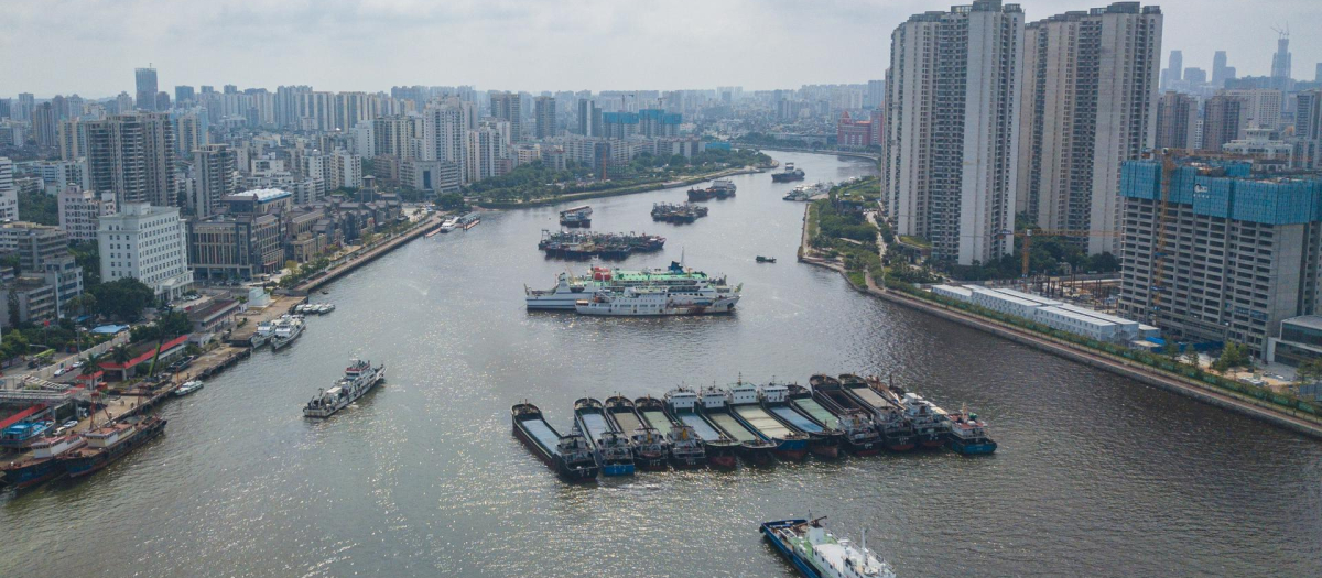 Una fotografía aérea tomada con un dron muestra barcos atracando en un puerto en Haikou, provincia de Hainan, en el sur de China