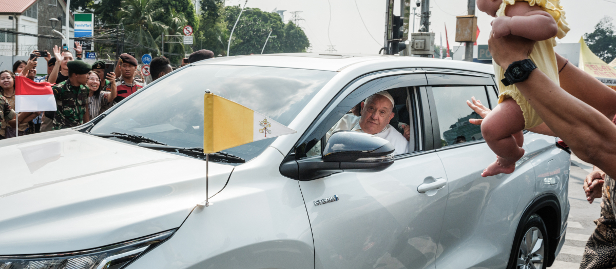 Un hombre sostiene a su bebé para que el Papa Francisco lo bendiga mientras parte hacia el aeropuerto internacional Soekarno-Hatta de Yakarta antes de su partida hacia Port Moresby, capital de Papúa Nueva Guinea, el 6 de septiembre de 2024. El Papa Francisco partió de Indonesia rumbo a Papúa Nueva Guinea el 6 de septiembre, en la segunda etapa de una ardua gira de 12 días por Asia-Pacífico, tras pronunciar un mensaje de unidad religiosa en la nación de mayoría musulmana más poblada del mundo. (Foto de Yasuyoshi CHIBA / AFP)

Traducción realizada con la versión gratuita del traductor DeepL.com