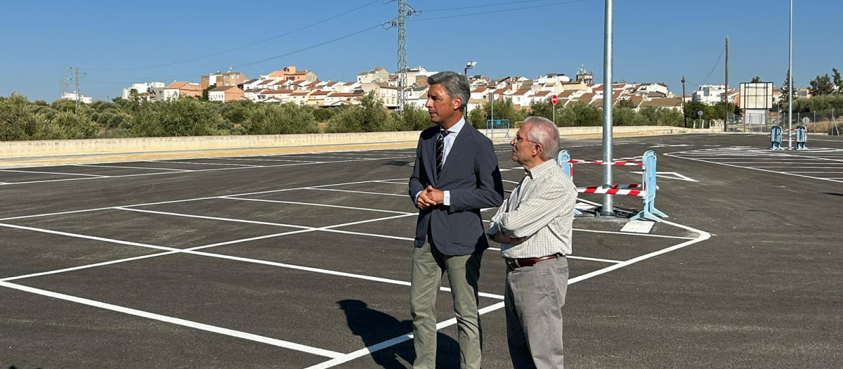 El delegado de Infraestructuras, Sostenibilidad y Agricultura de la Diputación de Córdoba, Andrés Lorite, ha visitado Santaella, donde acompañado por su alcalde, José del Río