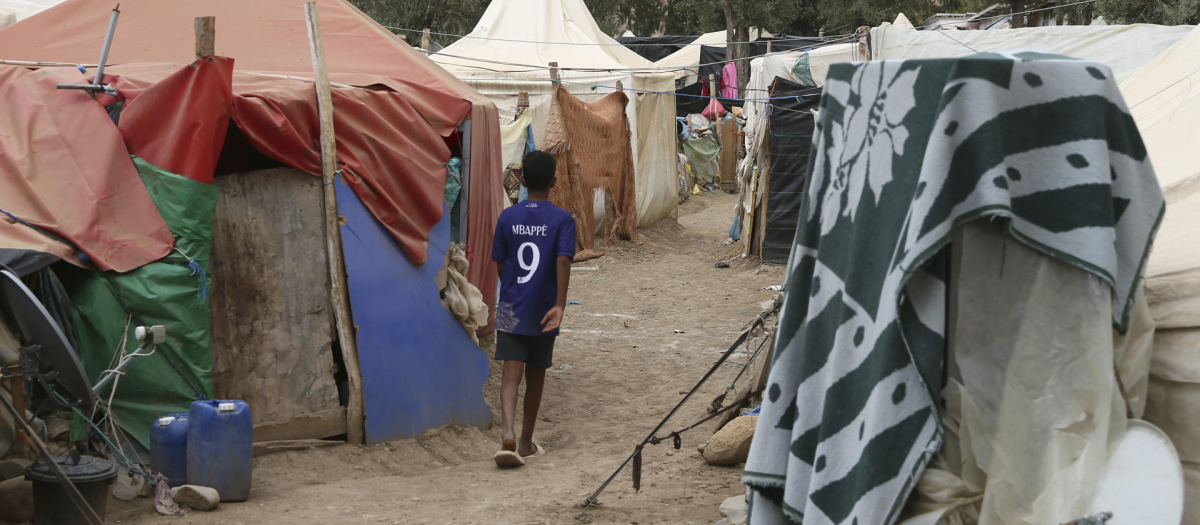 Un niño camina entre las tiendas de campaña que sirven de casa a los vecinos de Tafagajt, una aldea de las montañas al sur de Marrakech q