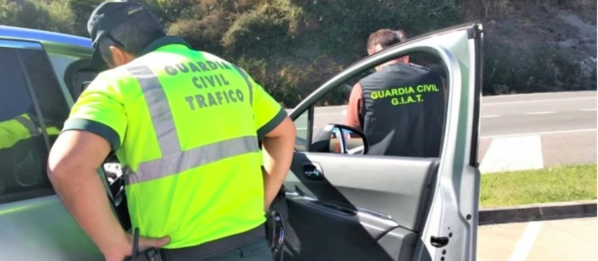 Agentes de la Guardia Civil en la investigación del conductor