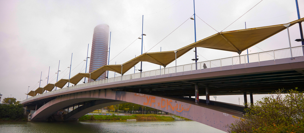 Imagen del puente del Cachorro con la torre Sevilla al fondo