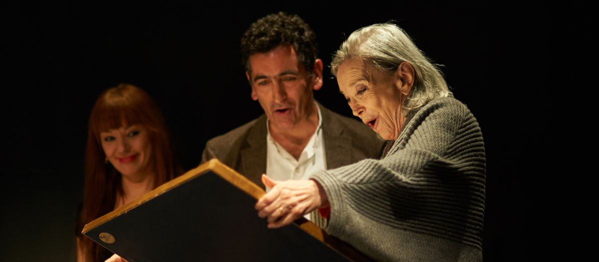 Nuria Espert, junto al autor, en los premios Juan Mayorga