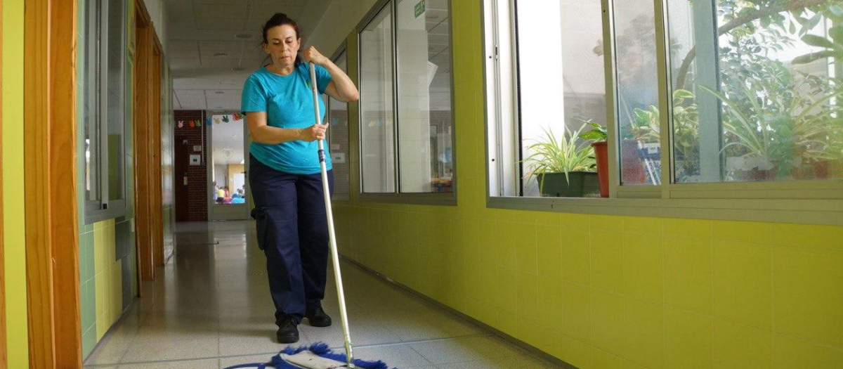 Limpiadora de Sadeco trabajando en un edificio público