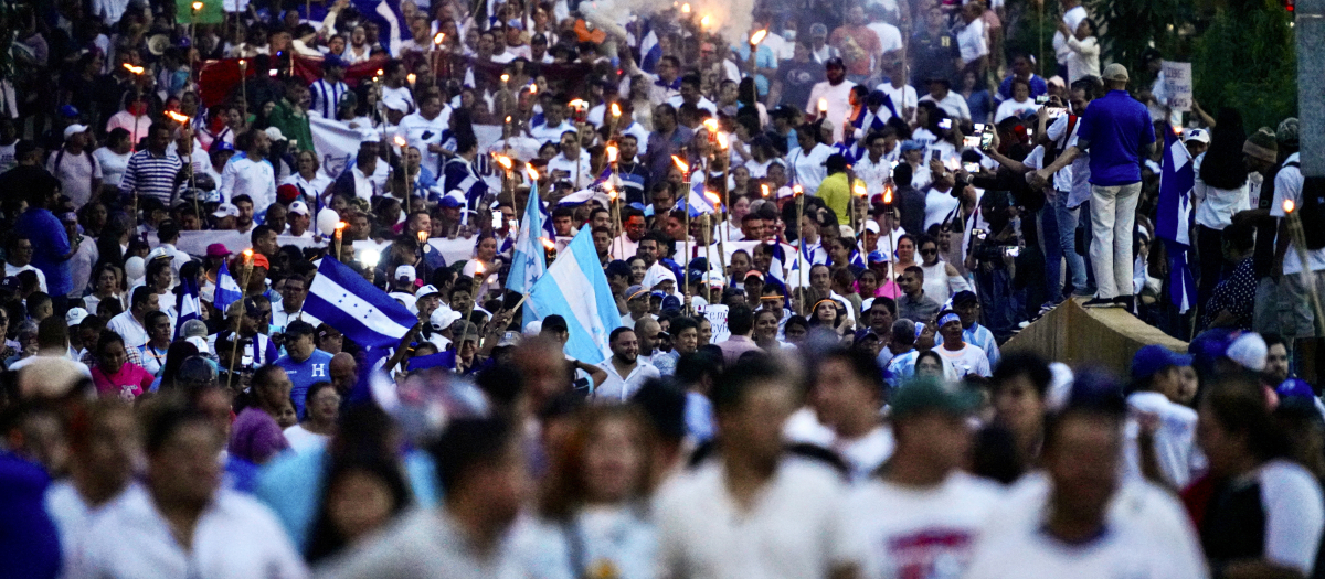 Miles de opositores en una protesta en Honduras contra el Gobierno de Xiomara Castro