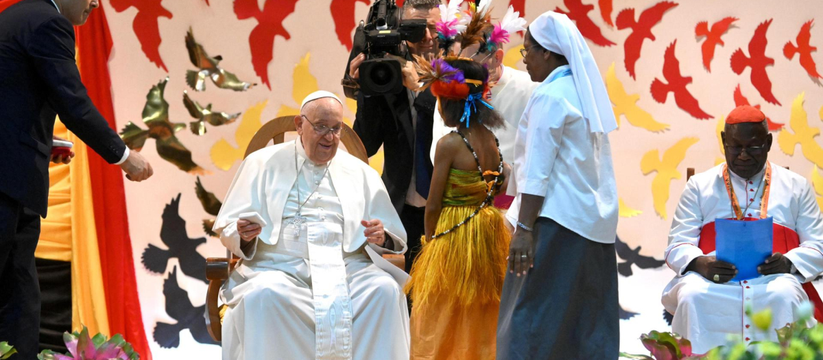 El Papa saluda a un niño durante una visita en la Caritas Technical Secondary School, en Port Moresby, Papúa Nueva Guinea