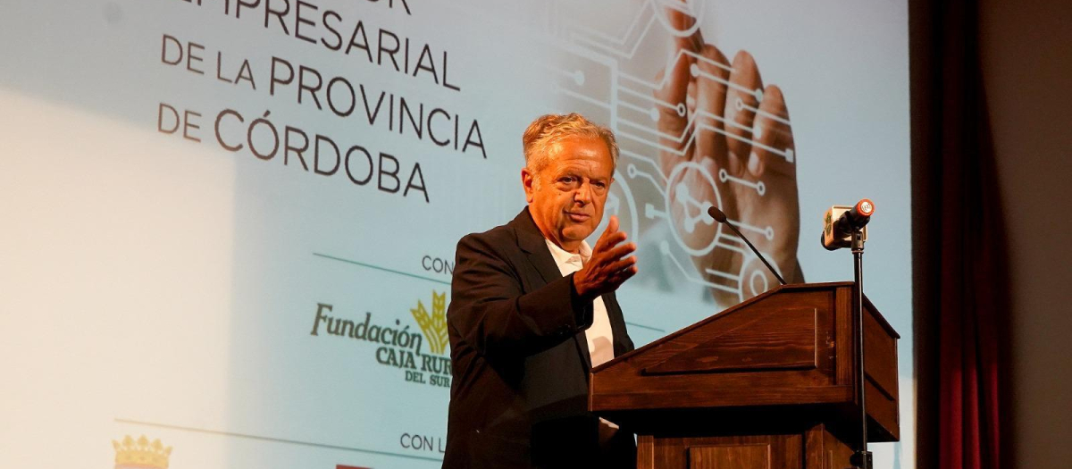 El presidente de la Diputación, Salvador Fuentes, interviene en la presentación del VII Indicador Empresarial en Bujalance